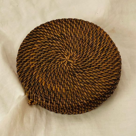 Set of four round wicker coasters in hinged round wicker box brown & tan - Picture 2 of 8